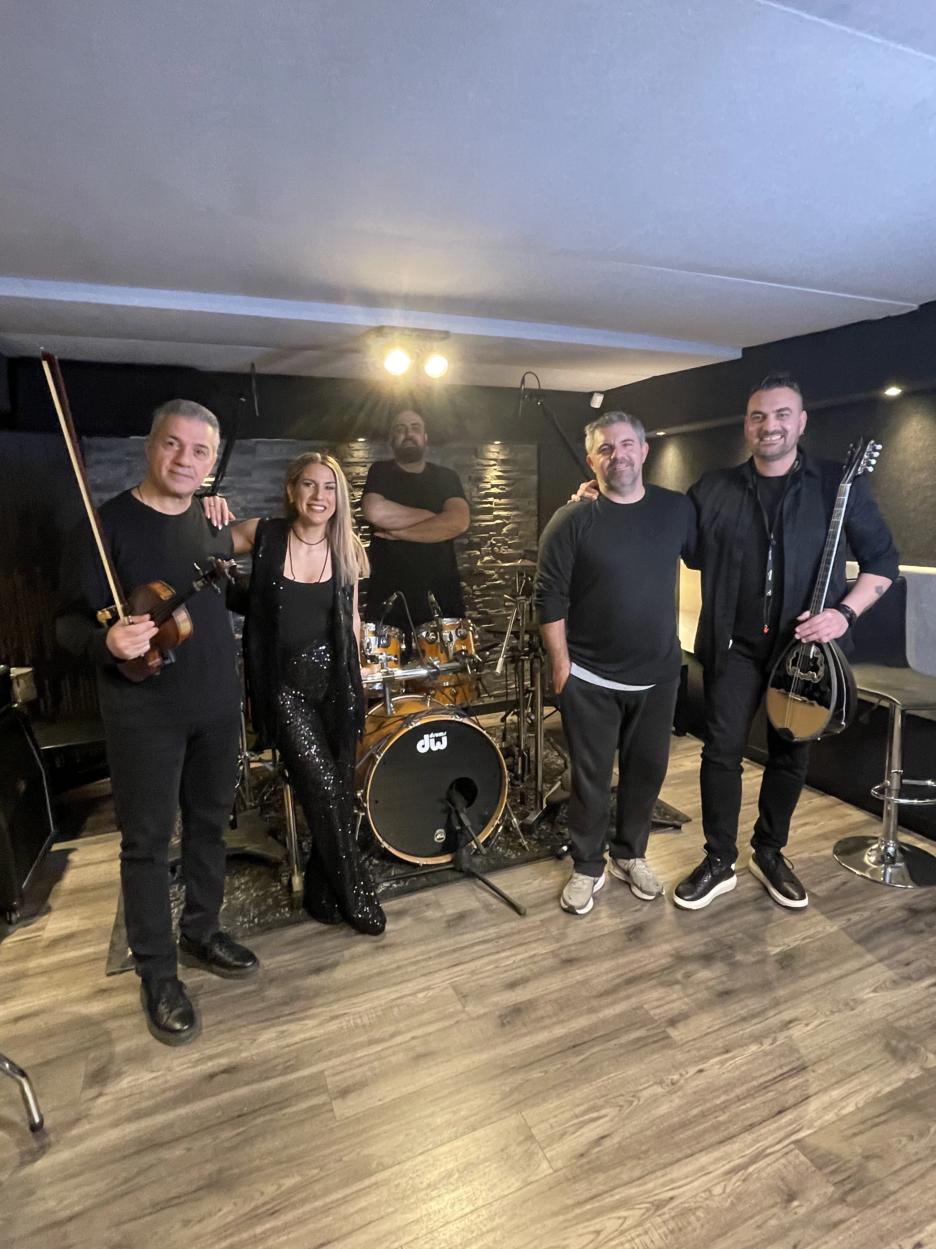 Η Konstantina Loulaki με τους μουσικούς της στο studio