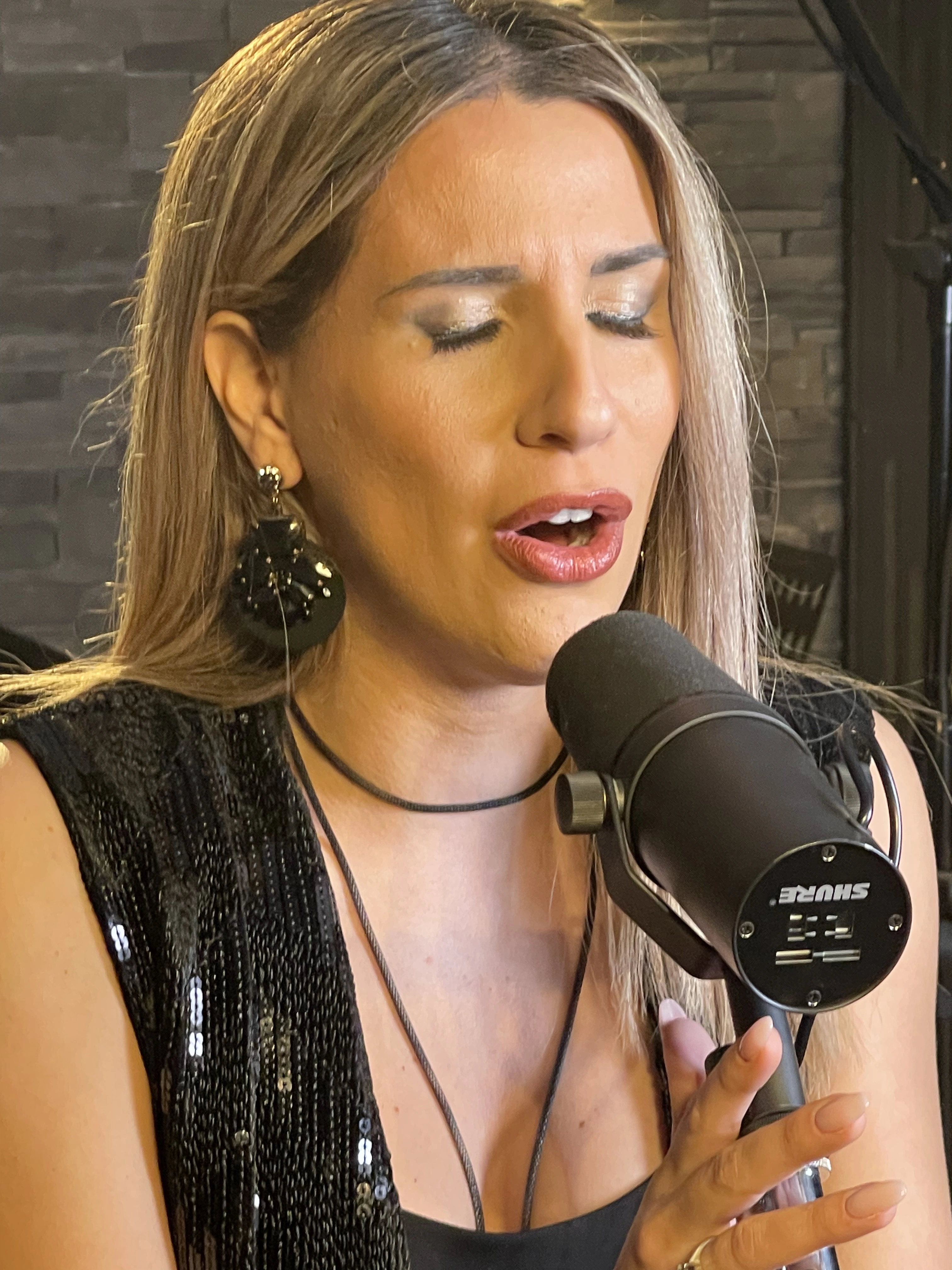 Η Konstantina Loulaki στο μικρόφωνο, Medley 2026