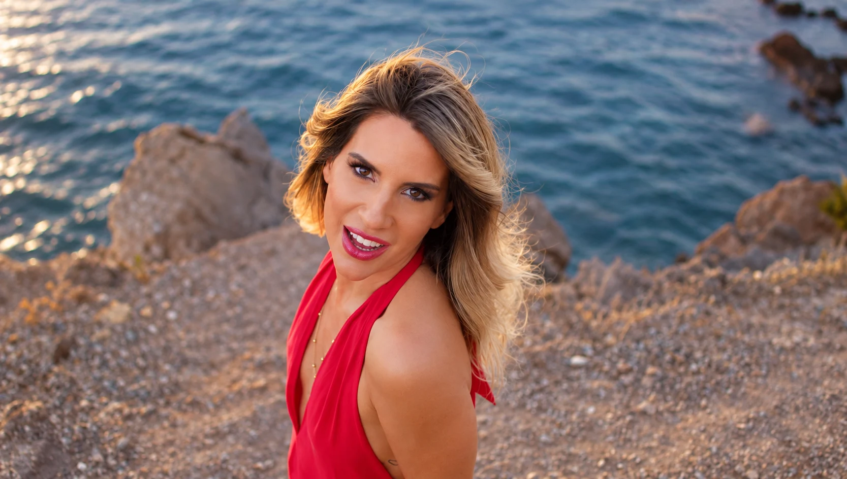 Η Konstantina Loulaki στη θάλασσα